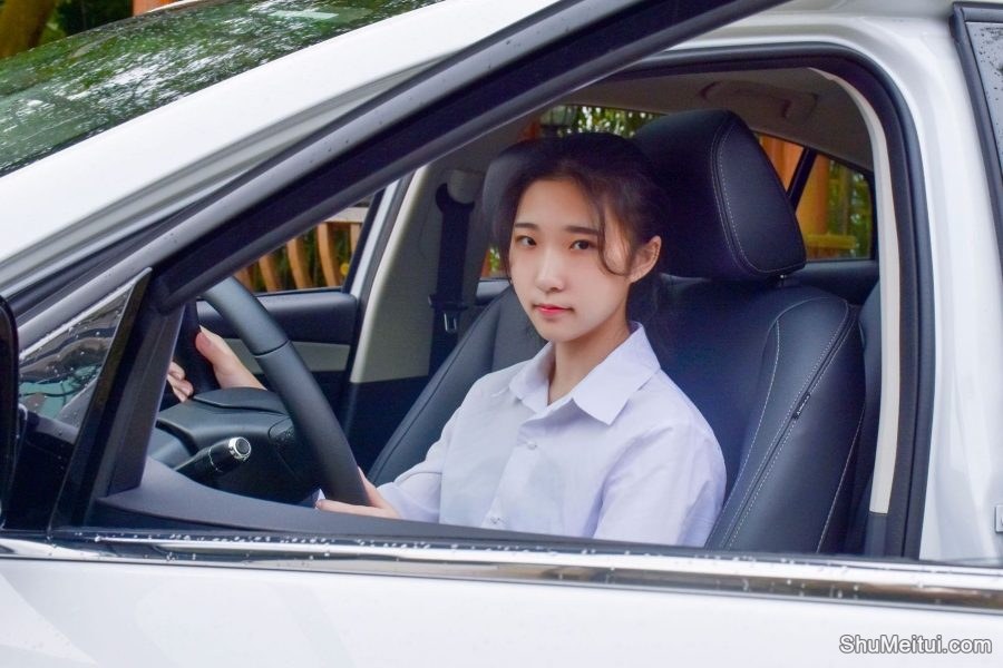 穿厚裤袜的娇小90后妹子当车模[第23张/共50张]