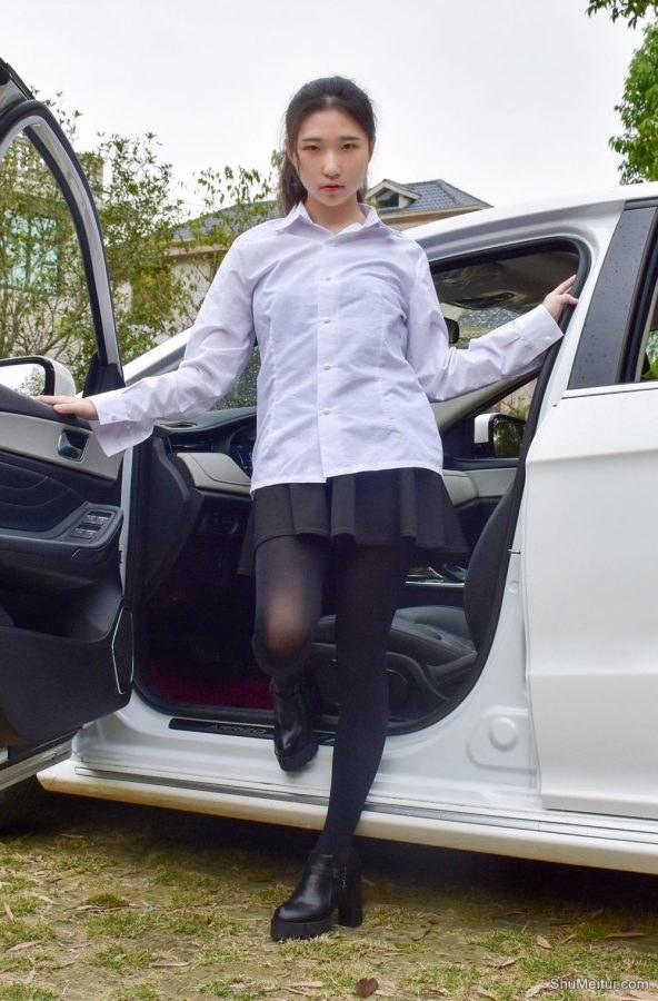 穿厚裤袜的娇小90后妹子当车模[第24张/共50张]