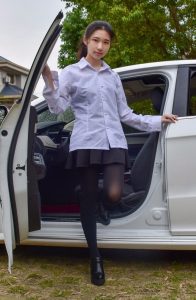 穿厚裤袜的娇小90后妹子当车模