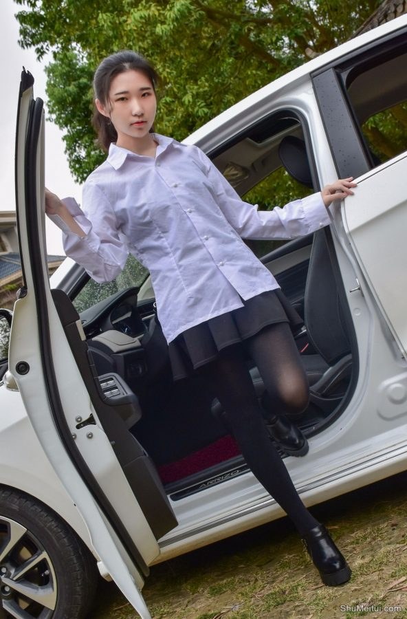穿厚裤袜的娇小90后妹子当车模[第27张/共50张]