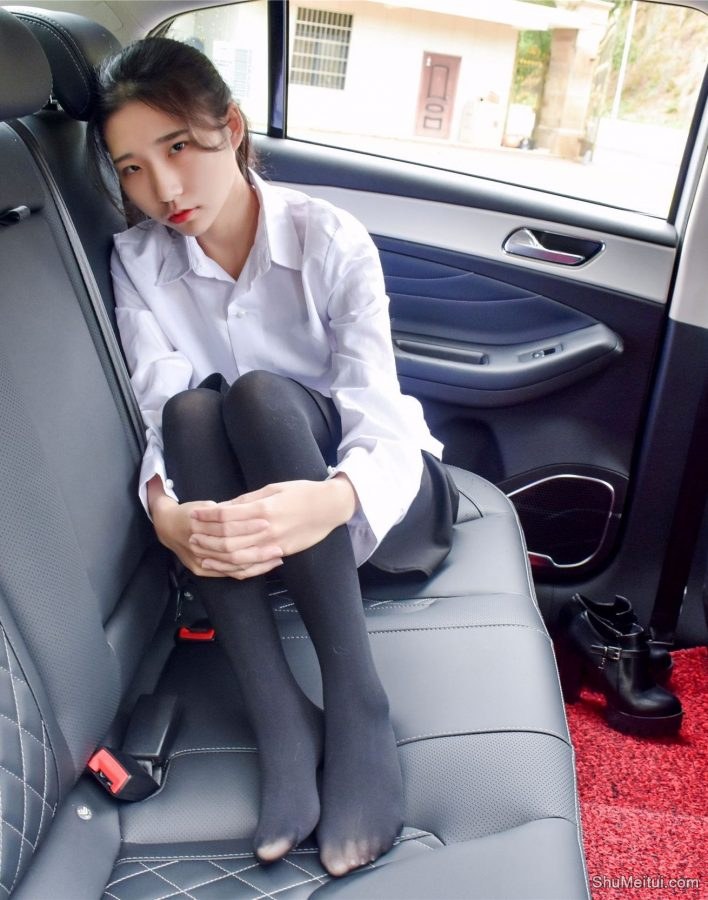 穿厚裤袜的娇小90后妹子当车模[第28张/共50张]