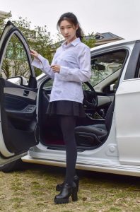 穿厚裤袜的娇小90后妹子当车模