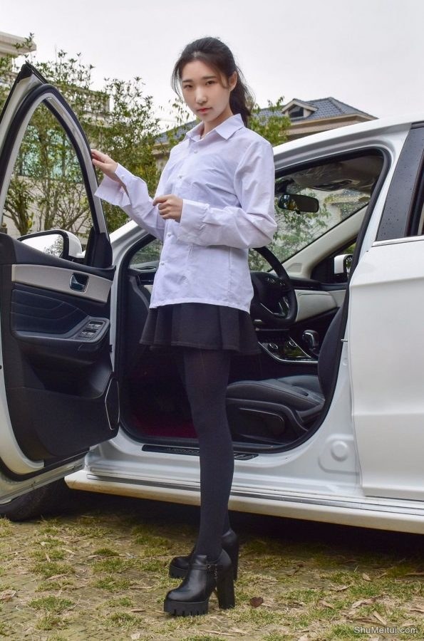 穿厚裤袜的娇小90后妹子当车模[第29张/共50张]