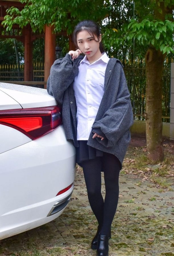 穿厚裤袜的娇小90后妹子当车模[第3张/共50张]