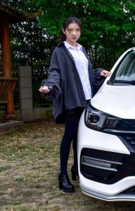 穿厚裤袜的娇小90后妹子当车模