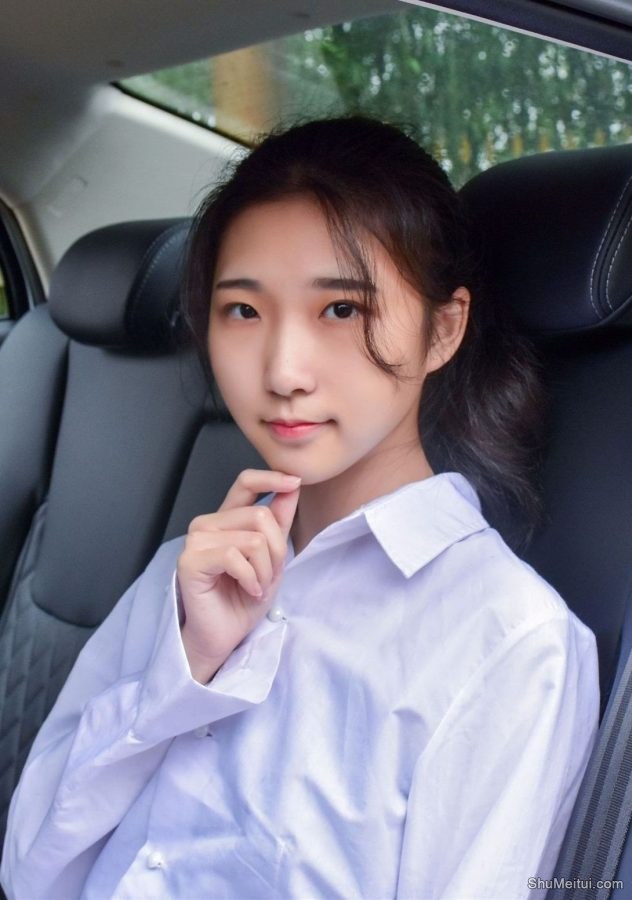 穿厚裤袜的娇小90后妹子当车模[第36张/共50张]