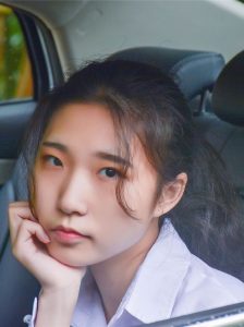 穿厚裤袜的娇小90后妹子当车模