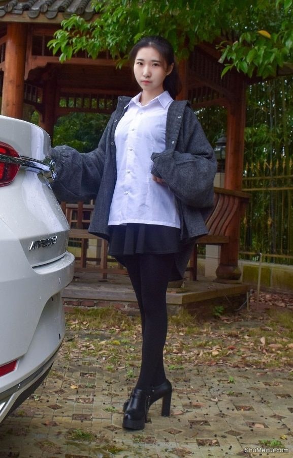 穿厚裤袜的娇小90后妹子当车模[第4张/共50张]