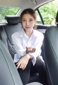 穿厚裤袜的娇小90后妹子当车模