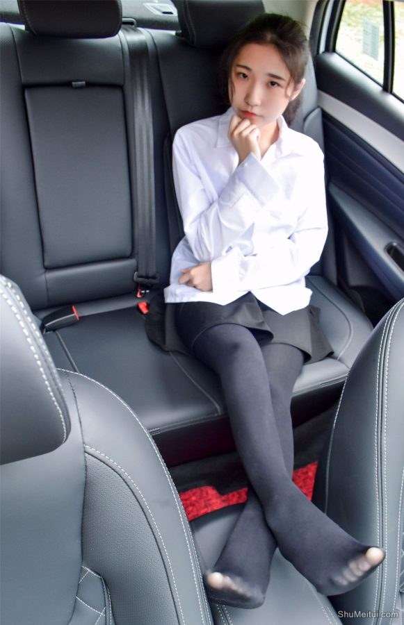 穿厚裤袜的娇小90后妹子当车模[第41张/共50张]