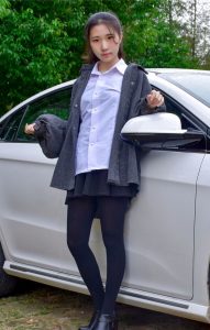 穿厚裤袜的娇小90后妹子当车模