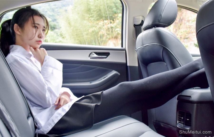 穿厚裤袜的娇小90后妹子当车模[第43张/共50张]