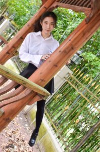 穿厚裤袜的娇小90后妹子当车模