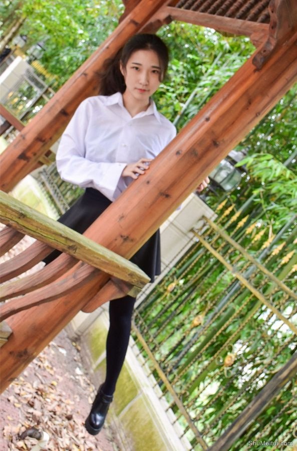 穿厚裤袜的娇小90后妹子当车模[第45张/共50张]