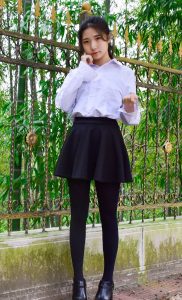 穿厚裤袜的娇小90后妹子当车模