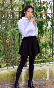 穿厚裤袜的娇小90后妹子当车模