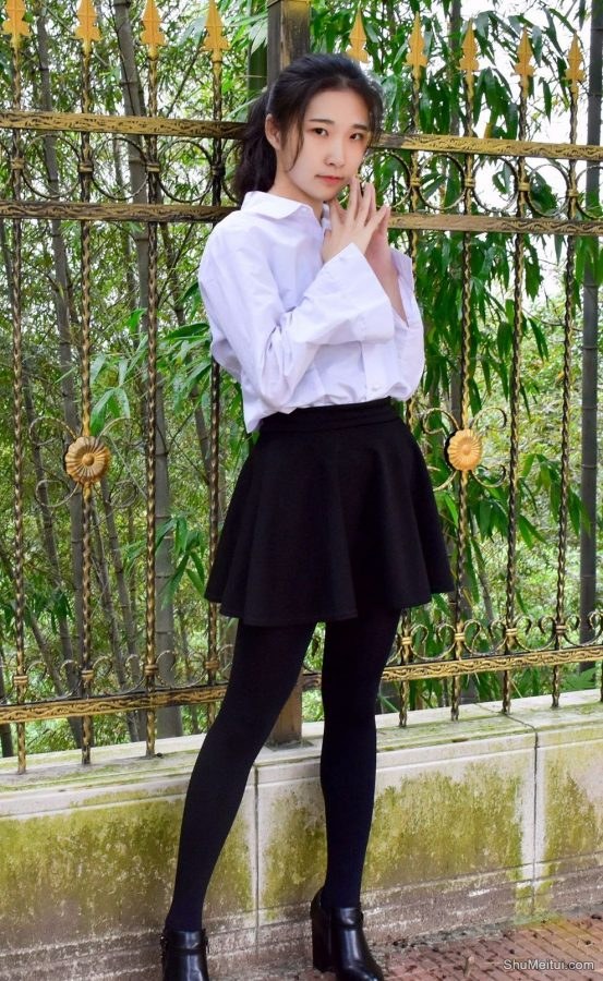 穿厚裤袜的娇小90后妹子当车模[第47张/共50张]