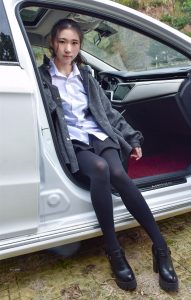 穿厚裤袜的娇小90后妹子当车模