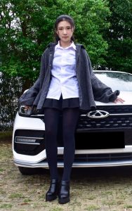 穿厚裤袜的娇小90后妹子当车模