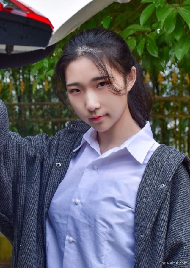 穿厚裤袜的娇小90后妹子当车模[第6张/共50张]