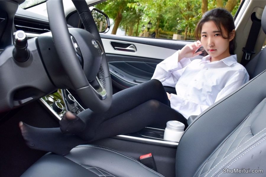 穿厚裤袜的娇小90后妹子当车模[第8张/共50张]