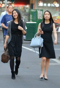 街拍两个好姐妹一个黑丝一个光腿