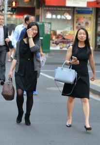 街拍两个好姐妹一个黑丝一个光腿