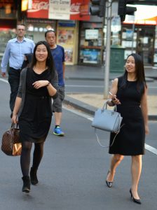 街拍两个好姐妹一个黑丝一个光腿