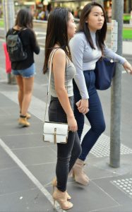 街拍两个穿紧身牛仔裤高跟鞋的闺蜜美腿翘臀