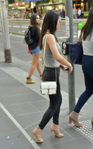 街拍两个穿紧身牛仔裤高跟鞋的闺蜜美腿翘臀