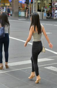 街拍两个穿紧身牛仔裤高跟鞋的闺蜜美腿翘臀