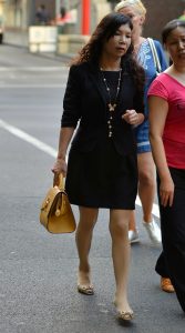 穿套装肉丝袜凉拖的卷发熟女