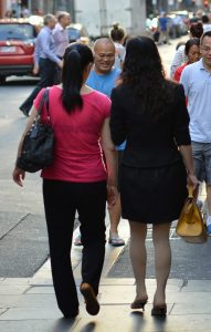 穿套装肉丝袜凉拖的卷发熟女