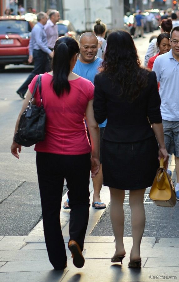 穿套装肉丝袜凉拖的卷发熟女[第4张/共4张]