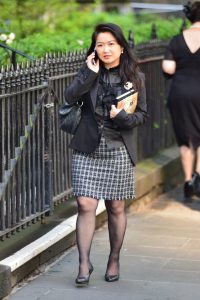 街拍边打电话边走路的气质黑丝熟女