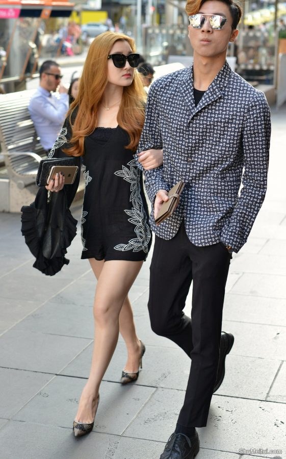 戴墨镜的金发美女白腿玉足踩高跟鞋[第2张/共2张]