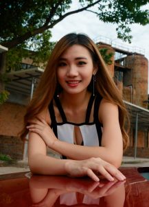 90后美女客串车模展示黑丝长腿