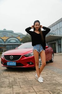 穿牛仔热裤的妹子长腿太性感