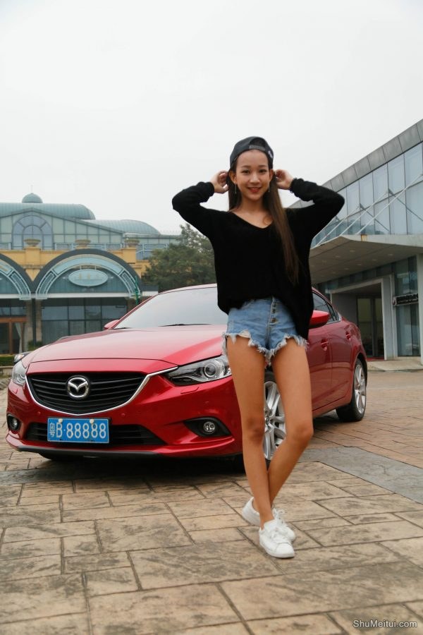 穿牛仔热裤的妹子长腿太性感[第1张/共23张]