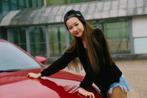 穿牛仔热裤的妹子长腿太性感