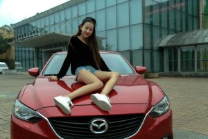 穿牛仔热裤的妹子长腿太性感