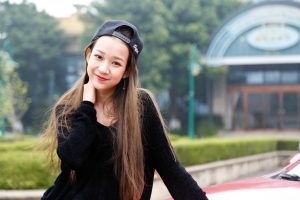 穿牛仔热裤的妹子长腿太性感