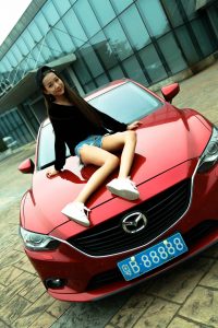 穿牛仔热裤的妹子长腿太性感