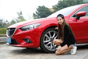 穿牛仔热裤的妹子长腿太性感