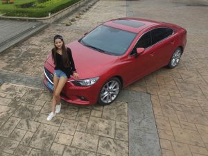 穿牛仔热裤的妹子长腿太性感