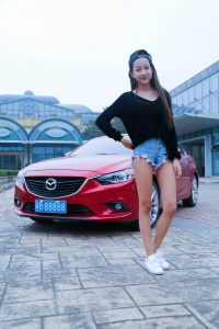 穿牛仔热裤的妹子长腿太性感