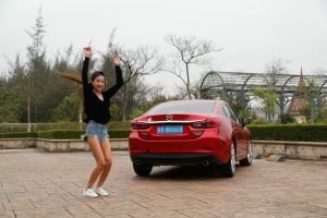 穿牛仔热裤的妹子长腿太性感