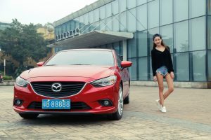 穿牛仔热裤的妹子长腿太性感