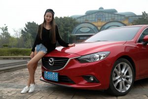 穿牛仔热裤的妹子长腿太性感