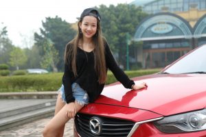 穿牛仔热裤的妹子长腿太性感